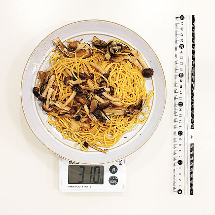 大皿1皿分のきのこのバター醤油パスタ