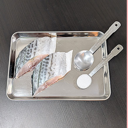 2切れ分のさわらの塩焼きに使用したさわら・塩・料理酒