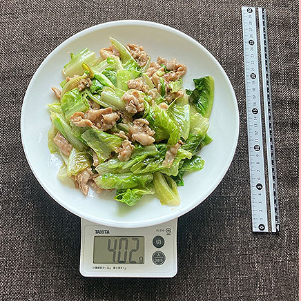 大皿1皿分のコスレタスの炒め物