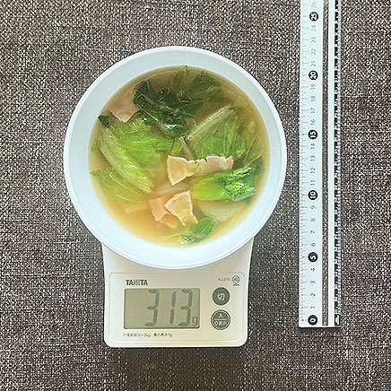 スープボウル（中）1杯分のコスレタスのスープ