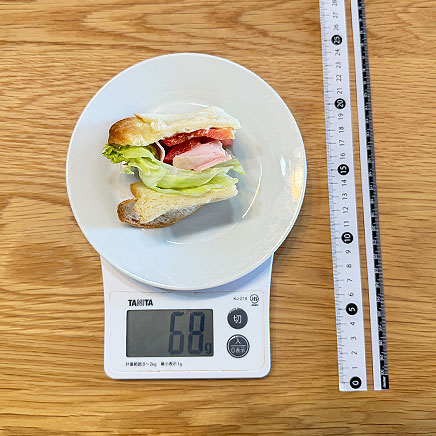 食パン1/2枚分のサラダチキンとハムのサンド