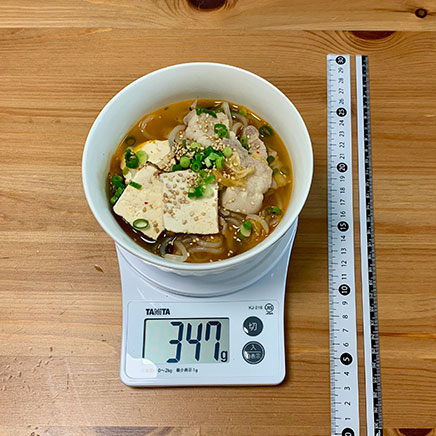 スープボウル(中)1杯分のしらたきの豚キムチスープ