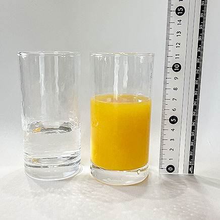 200mlのグラス1杯分のスクリュードライバーに使用したウォッカとオレンジジュース