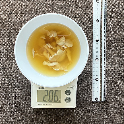スープボウル（中）1杯分のたもぎ茸のコンソメスープ