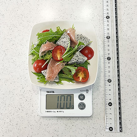 中皿1皿分のドラゴンフルーツサラダ