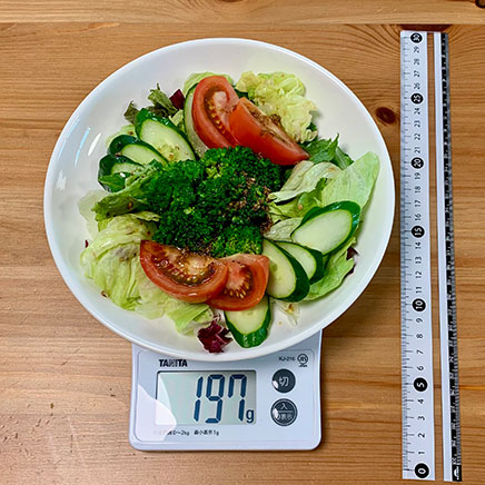 大皿1皿分のバルサミコドレッシングのサラダ