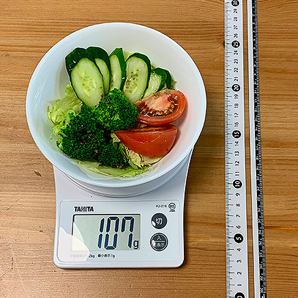 小皿1皿分のバルサミコドレッシングのサラダ