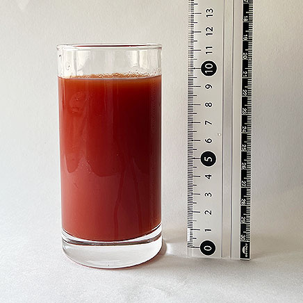 200mlのグラス1杯分のブラッディメアリーを横から