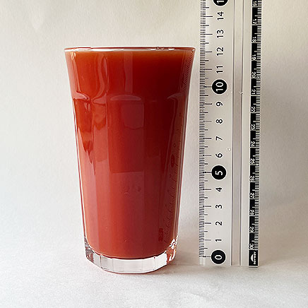 300mlのグラス1杯分のブラッディメアリーを横から