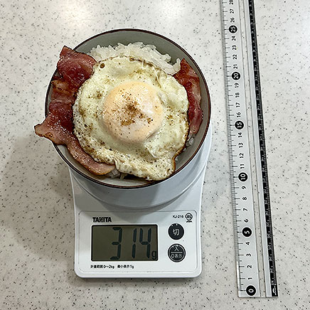 丼1杯分のベーコンエッグ丼