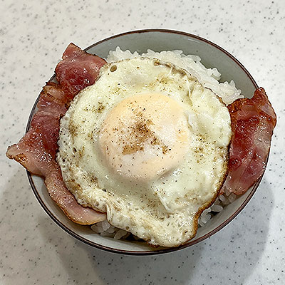 ベーコンエッグ丼