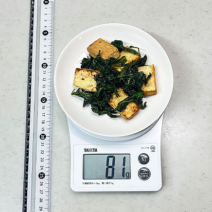 中皿1皿分のモロヘイヤと厚揚げの炒め物