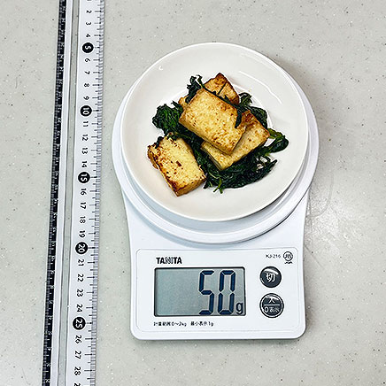 小皿1皿分のモロヘイヤと厚揚げの炒め物