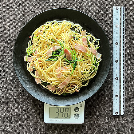 大皿1皿分のルッコラのペペロンチーノパスタ