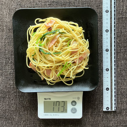 中皿1皿分のルッコラのペペロンチーノパスタ