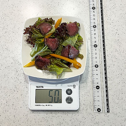 中皿1皿分のローストビーフのサラダ