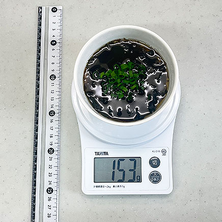 スープカップ(中)1杯分のわかめともずくのスープ