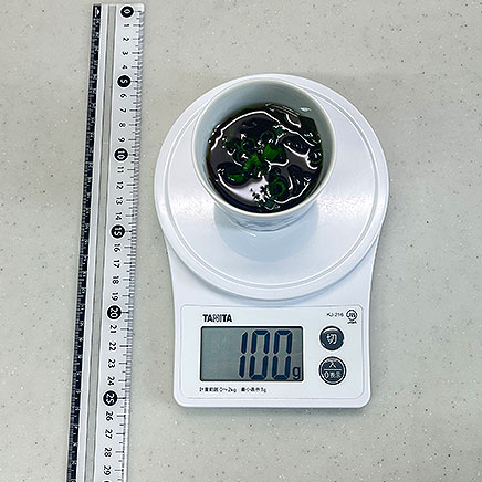 スープカップ(小)1杯分のわかめともずくのスープ