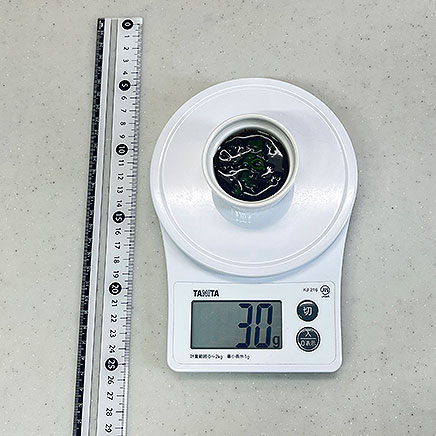 ココット1杯分のわかめともずくのスープ