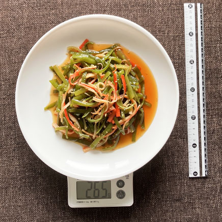 大皿1皿分の茎わかめとカニカマのサラダ