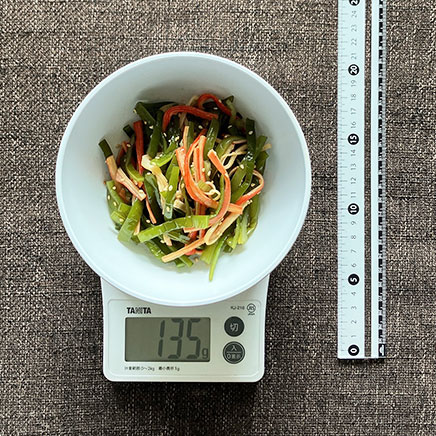 深皿(中)1皿分の茎わかめとカニカマのサラダ