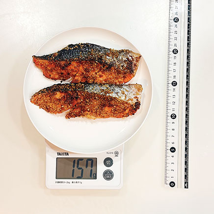 2切れ分の鮭のごま焼き