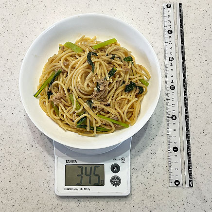 大皿1皿分の小松菜とツナのパスタ