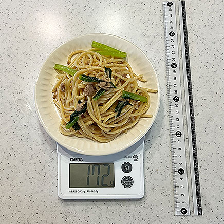 中皿1皿分の小松菜とツナのパスタ