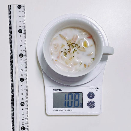 スープカップ1杯分の低脂肪乳のミルクスープ