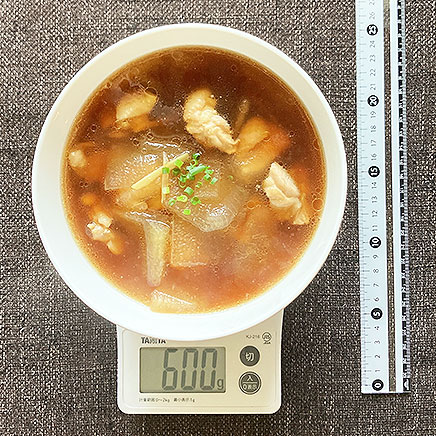 スープボウル（大）1杯分の冬瓜と鶏もも肉の中華スープ