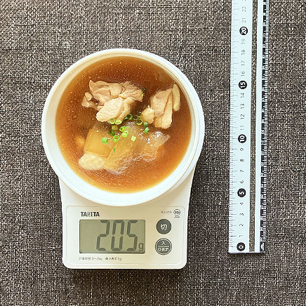 スープボウル（小）1杯分の冬瓜と鶏もも肉の中華スープ