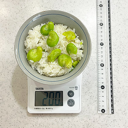 茶碗（大）一杯分のそら豆ご飯