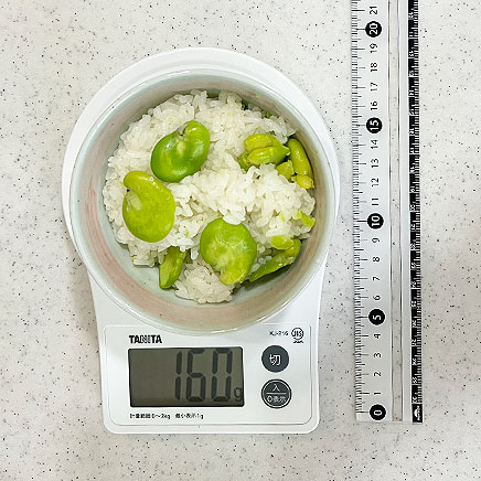 茶碗（中）一杯分のそら豆ご飯