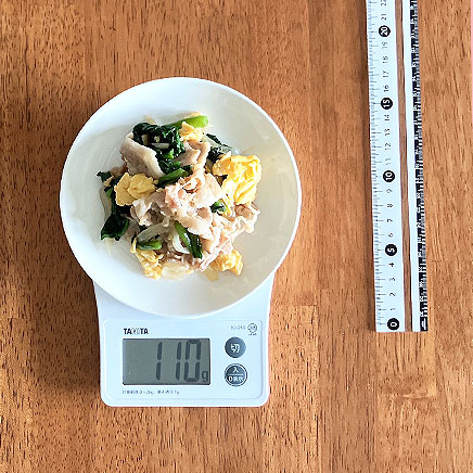 小皿1皿分のつるむらさきと豚肉の卵炒め