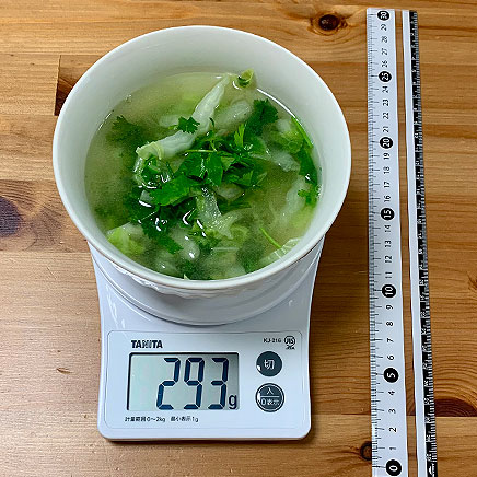 スープボウル(大)1杯分のパクチーと白菜のスープ