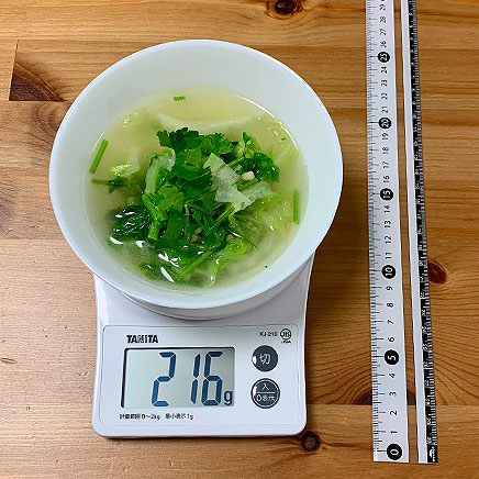 スープボウル(中)1杯分のパクチーと白菜のスープ