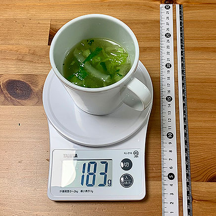 カップ1杯分のパクチーと白菜のスープ