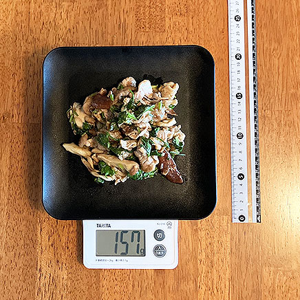 中皿1皿分のパクチーの炒め物