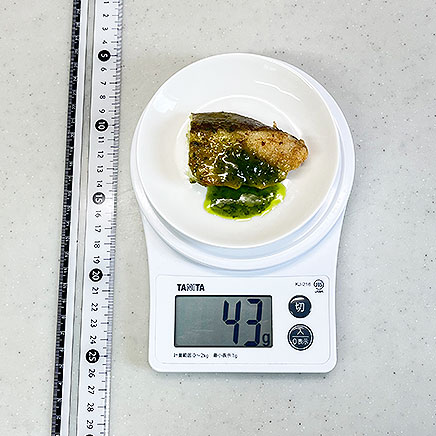 1/2切れ分のバジルソースのタラのムニエル