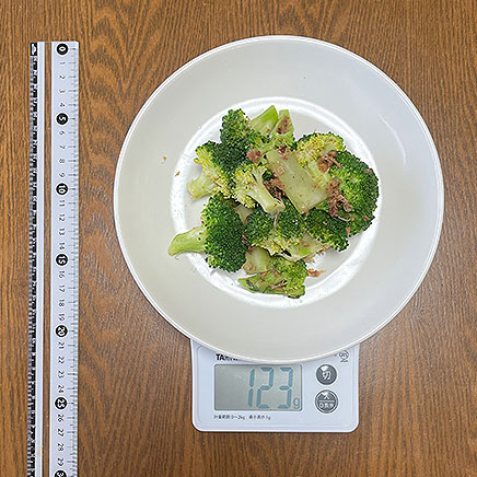 中皿1皿分のブロッコリーのおかか和え