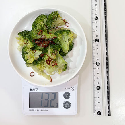 中皿1皿分のブロッコリーのペペロンチーノ風