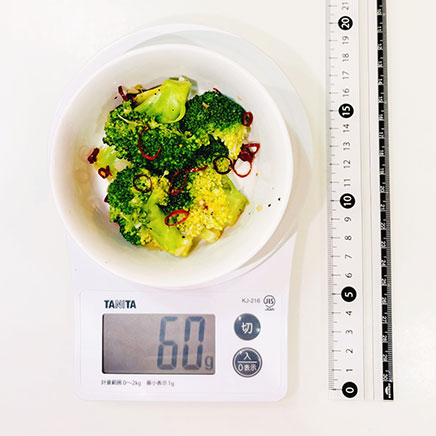 深皿1皿分のブロッコリーのペペロンチーノ風