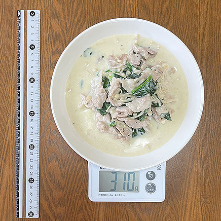 大皿1皿分のほうれん草と豚肉のクリーム煮