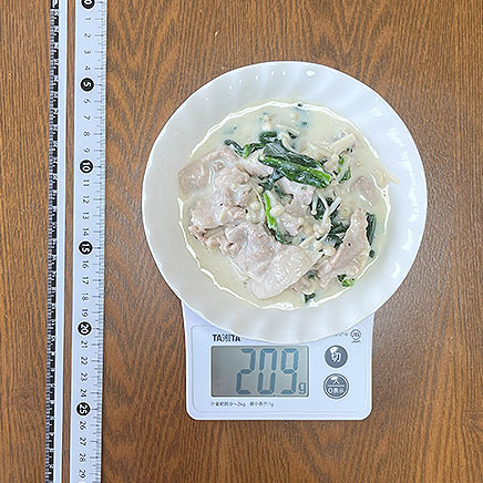 深皿1皿分のほうれん草と豚肉のクリーム煮