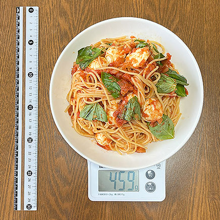 大皿1皿分のモッツァレラチーズとバジルのパスタ