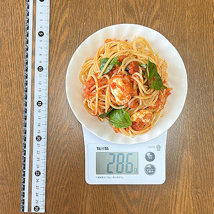 深皿1皿分のモッツァレラチーズとバジルのパスタ