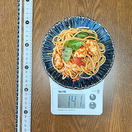 小皿1皿分のモッツァレラチーズとバジルのパスタ