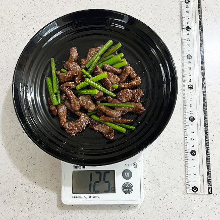 大皿1皿分の牛肉とニンニクの芽の炒め物