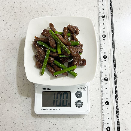 中皿1皿分の牛肉とニンニクの芽の炒め物