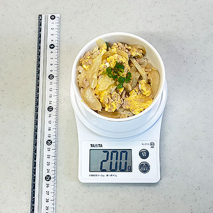丼(中)1杯分の鶏ひき肉の親子丼